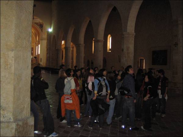 Con Angelo De Nicola nella navata centrale della basilica di Collemaggio